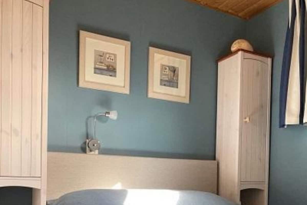 7 habitaciones y tabla de planchar con plancha
