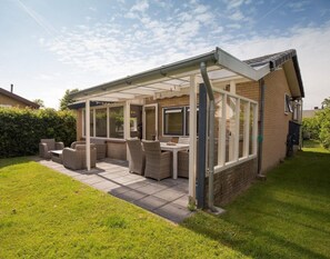 Exterior - Home in Sint Maartenszee With Veranda (Sint Maartensvlotbrug)