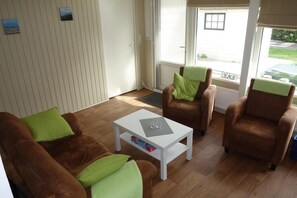 Elite House, 3 Bedrooms | Living room | DVD player - Pretty Home in Sint Maartenszee (Sint Maartensvlotbrug)