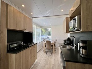 Comfort House, 3 Bedrooms | Private kitchen | Fridge, microwave, oven, dishwasher - Pretty Home in Sint Maartenszee (Sint Maartensvlotbrug)