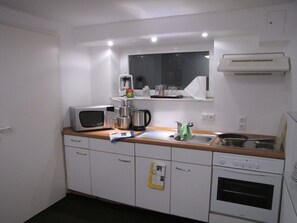 Kühlschrank, Mikrowelle, Ofen, Herdplatte