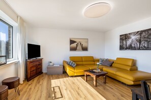 TV - Apartment 'Frank' with Lake View, Private Terrace and Wi-Fi (Sundern (Sauerland))