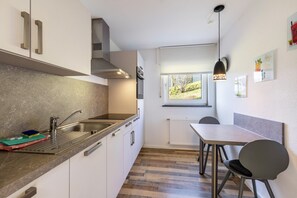 Fridge, oven, stovetop, dishwasher