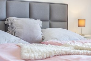 1 bedroom, free WiFi, bed sheets - Apartment 'Frank' with Lake View, Private Terrace and Wi-Fi (Sundern (Sauerland))