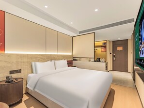 Escritorio, espacio para trabajar con laptop y cortinas blackout 