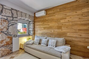 Family Studio (Apartment Jakara 1) | Living area | 21-inch TV with satellite channels - Apartment Jakara (Medulin)