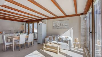 Casa familiare, camere multiple (Apartment Jakara 4) | Area soggiorno | TV 21 pollici con canali satellitari