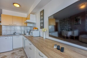 Fridge, microwave, oven, stovetop - Apartment Jakara (Medulin)