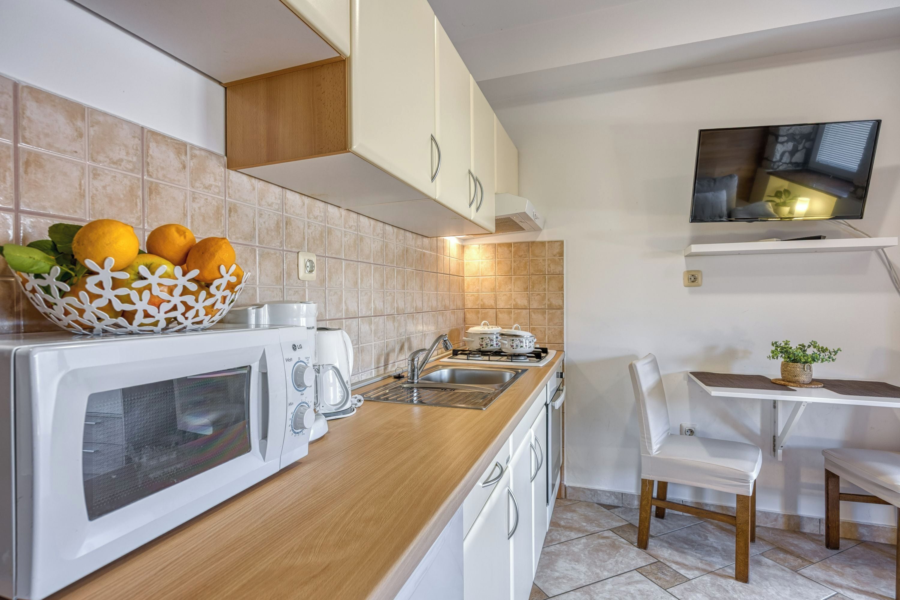 Familie studio (Apartment Jakara 1) | Privékeuken | Een koelkast, een microgolfoven, een oven, een kookplaat