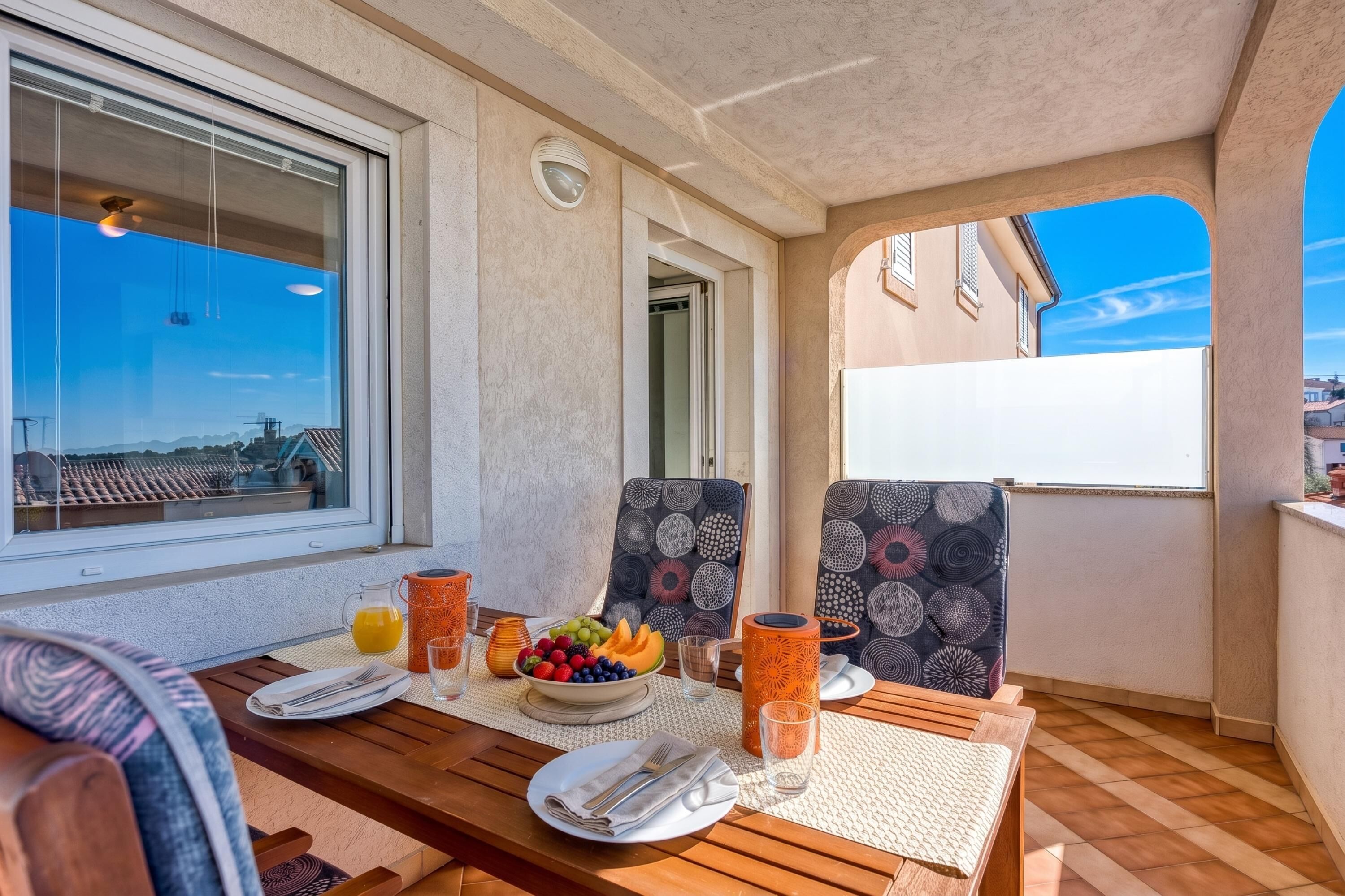 شقة عائلية - غرفة نوم واحدة - بشرفة (Apt Jakara 2 - Sea View Balcony) | تناول الطعام بالخارج