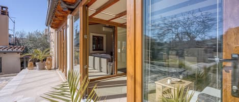 Family House, Multiple Bedrooms (Apartment Jakara 4) | Interior entrance