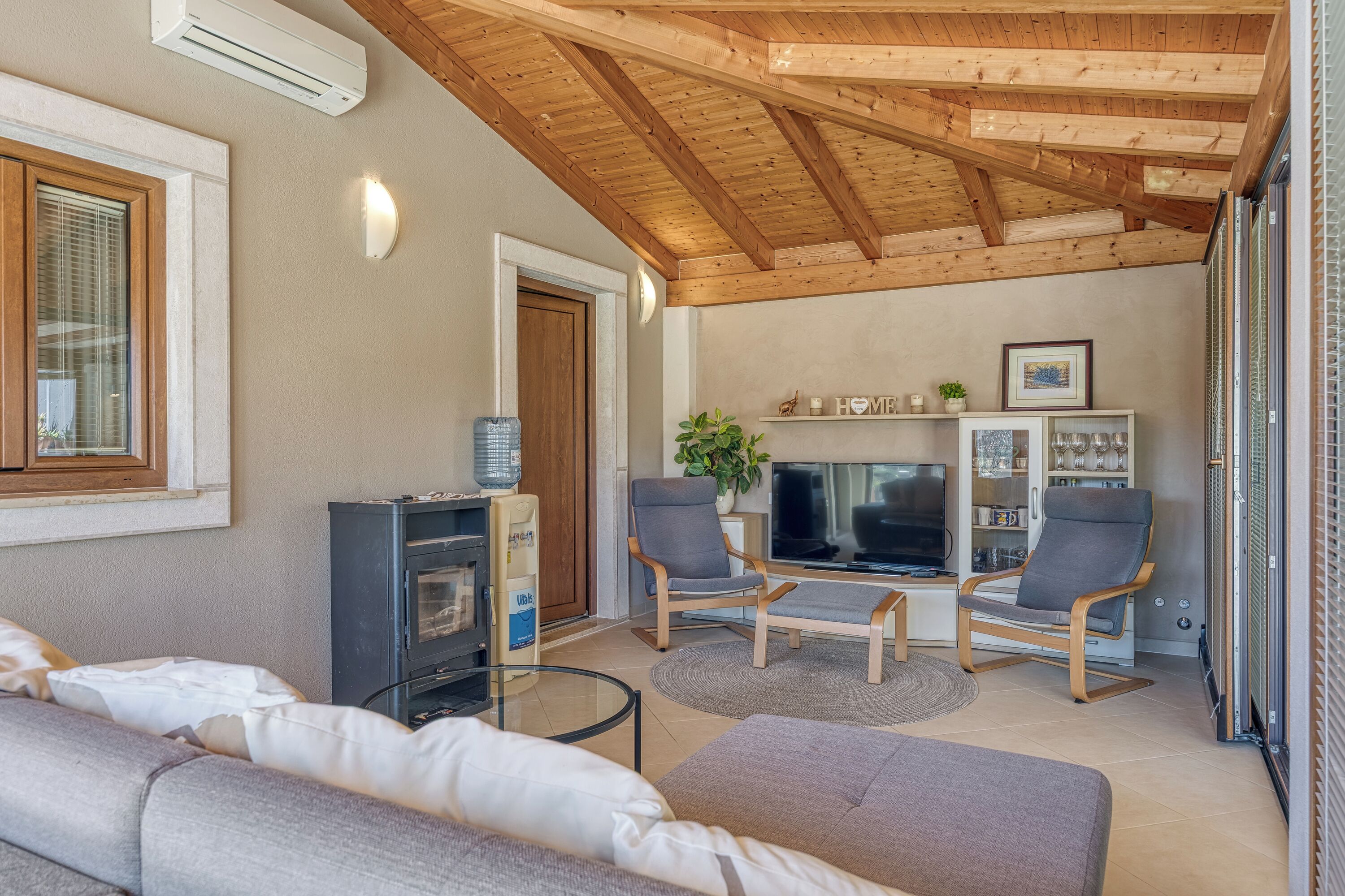 Family House, Multiple Bedrooms (Apartment Jakara 4) | Living area | 21-inch TV with satellite channels