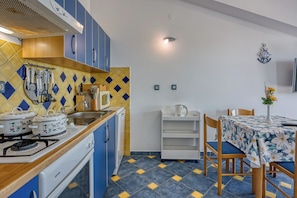 Apartamento família, 1 quarto (Apartment Jakara 3) | Cozinha privada | Geladeira, micro-ondas, fogão, cooktop