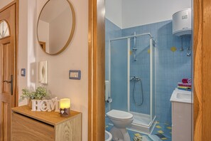 Family Apartment, 1 Bedroom (Apartment Jakara 3) | Bathroom | Shower, towels, soap, shampoo