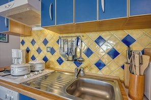 Appartement Familial, 1 chambre (Apartment Jakara 3) | Cuisine privée | Réfrigérateur, micro-ondes, four, plaque de cuisson