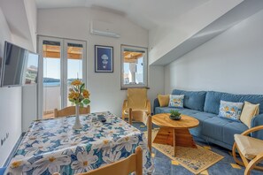 Family Apartment, 1 Bedroom (Apartment Jakara 3) | Living room | 21-inch TV with satellite channels - Apartment Jakara 3 (Medulin)