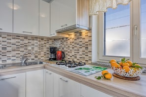 Family House, 2 Bedrooms (Small Holiday Home Jakara 5) | Private kitchen | Fridge, microwave, oven, stovetop