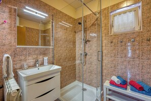 Casa família, vários quartos (Small Holiday Home Jakara 5) | Banheiro | Chuveiro, toalhas de banho, sabonete, shampoo