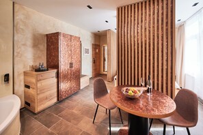 Deluxe Suite | Living area | TV - Hotel 53 Nord (Brake)