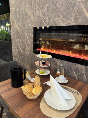 Daily cooked-to-order breakfast for a fee - Hotel 53 Nord (Brake)