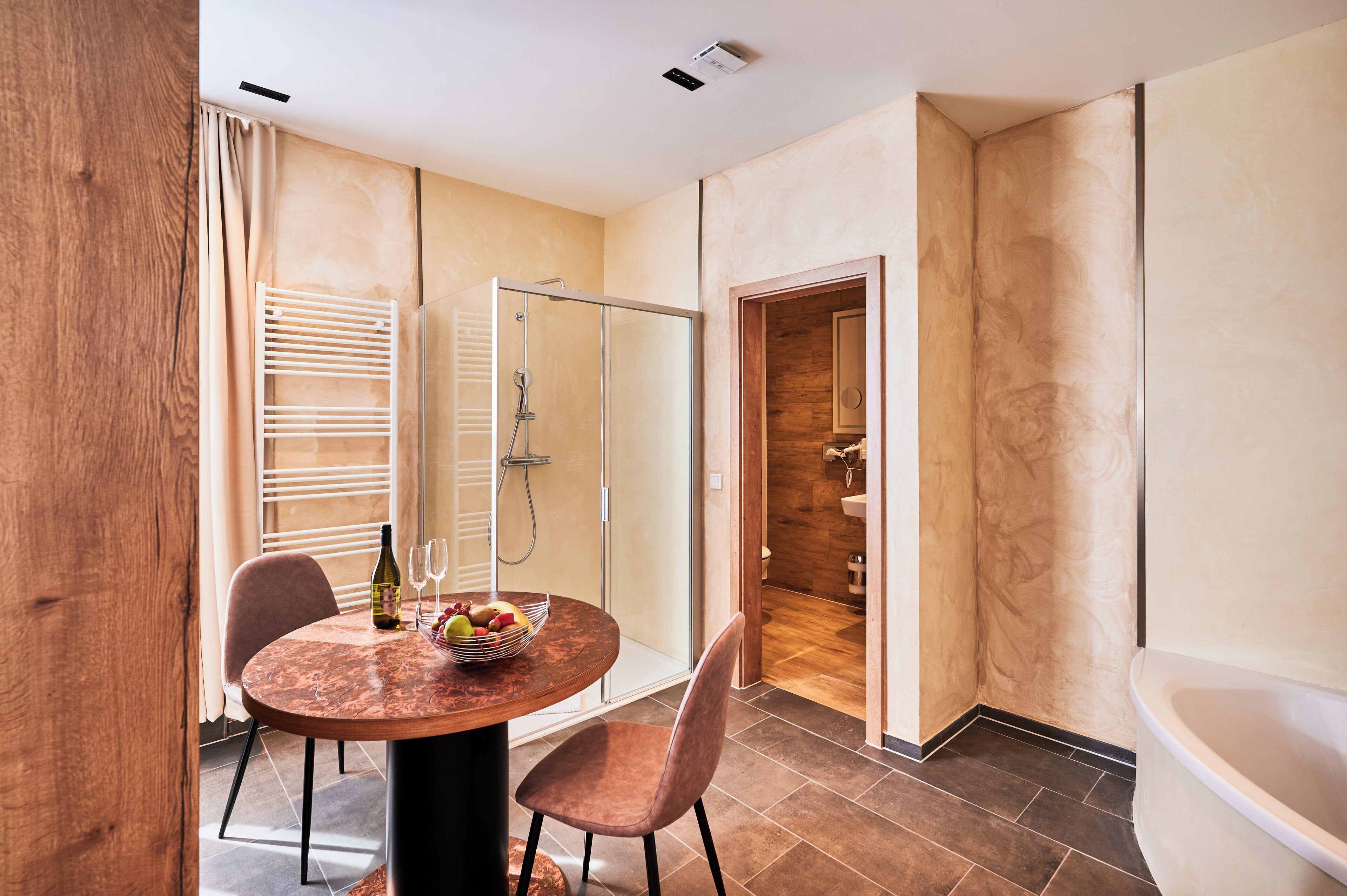 Deluxe Suite | In-room safe, blackout drapes, iron/ironing board, free WiFi