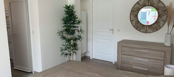 Chambre avec salle de bain séparée