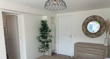 Chambre avec salle de bain séparée