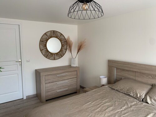 Chambre avec salle de bain séparée