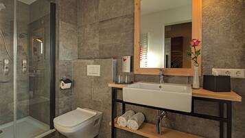 Comfort-Doppelzimmer | Badezimmer | Dusche, Haartrockner, HandtĂŒcher, Seife