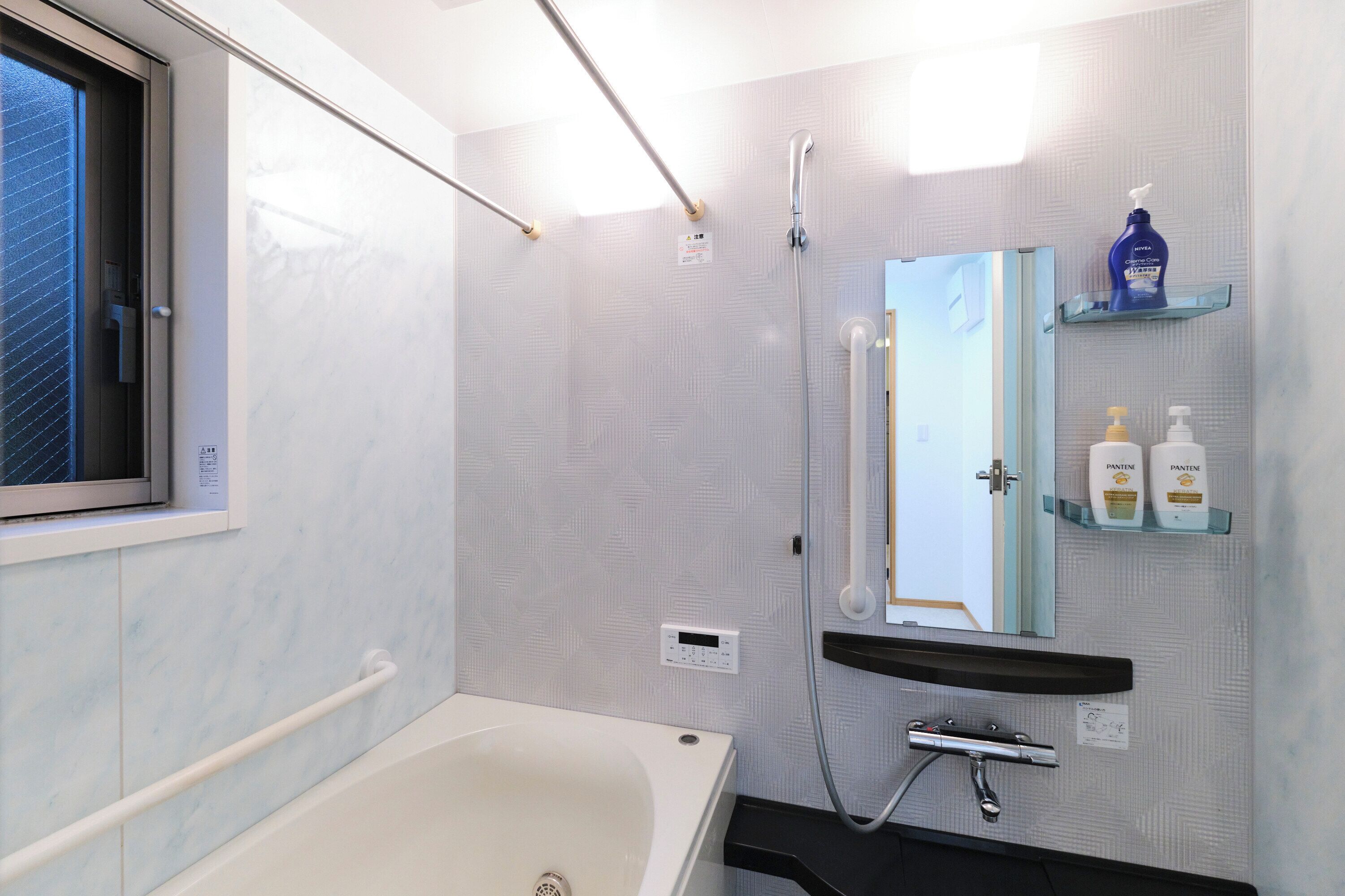 Apartamento, no fumadores (A,5PAX) | Baño | Ducha y bañera combinadas, secador de pelo, toallas y champú