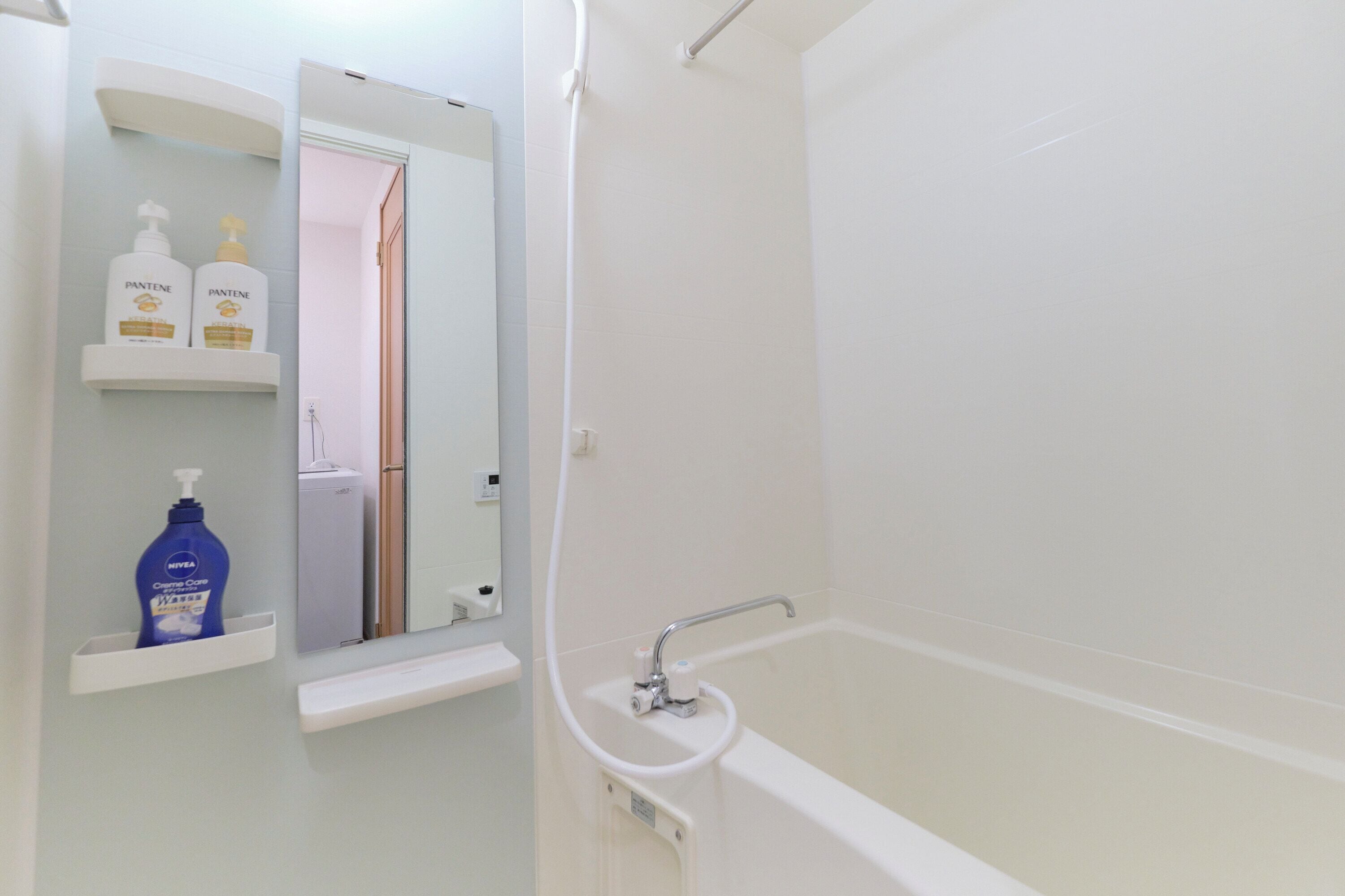 Combined shower/tub, hair dryer, slippers, towels