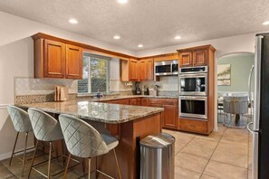 Fridge, microwave, oven, stovetop - BNEW 6BR Postmodern 3k+sqft. Home in ABQ w/ Pool! (Albuquerque)
