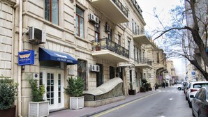 A hotel with a blue awning, a balcony, and a sign indicating it is the Co Pilot Hotel. - Pilot Inn Hotel Baku (Baku)