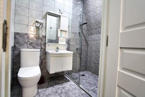 Douche à « effet pluie », articles de toilette gratuits, sèche-cheveux