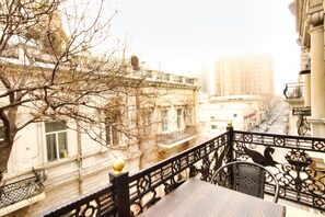 Junior-Suite, 1 King-Bett, Balkon, Stadtblick | Terrasse/Patio