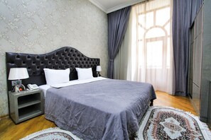 Standard-Doppelzimmer, 1 King-Bett, Stadtblick | Hochwertige Bettwaren, Minibar, Zimmersafe, Schreibtisch