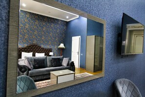 Junior suite, 1 kingsize bed, balkon, uitzicht op de stad | Luxe beddengoed, een minibar, een kluis op de kamer, een bureau