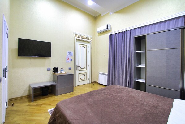 Standaard tweepersoonskamer, 1 kingsize bed, uitzicht op de stad | Luxe beddengoed, een minibar, een kluis op de kamer, een bureau