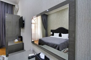 Habitación estándar doble, 1 cama de matrimonio grande, vistas a la ciudad | Ropa de cama de alta calidad, minibar, caja fuerte y escritorio