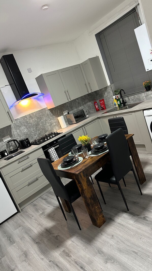 Maison | Cuisine privée | Réfrigérateur, micro-ondes, four, plaque de cuisson