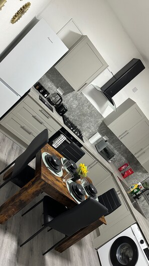 House | Private kitchen | Fridge, microwave, oven, stovetop - Ol-mumps Cosy 2bd Free Parking & Wifi (Oldham)