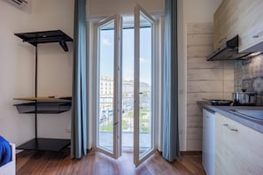 Familieleilighet, balkong, byutsikt | Lydisolert, strykejern/-brett og wi-fi (inkludert)