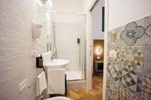 Deluxe-værelse til 3 personer - balkon - byudsigt | Badeværelse | Hårtørrer, håndklæder, Sæbe, Shampoo