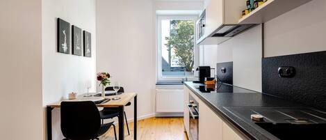 Kjøleskap, mikrobølgeovn, ovn og kokeplater