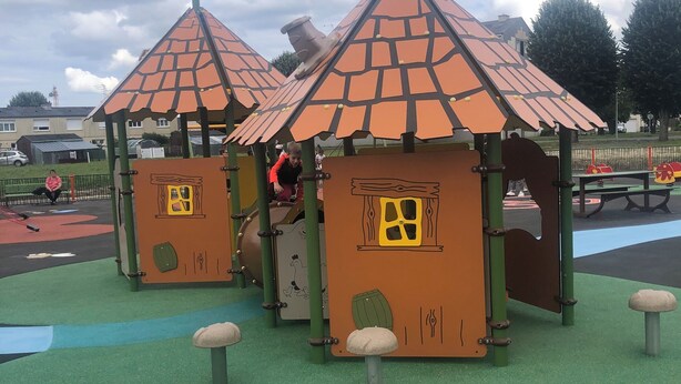 A children's play area with small houses and a slide. - TATATE's little house (Longué-Jumelles)
