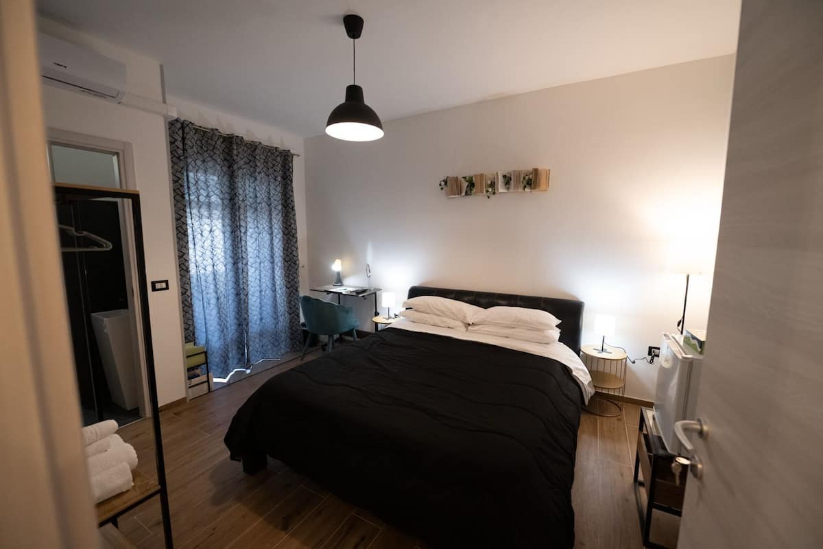 Basic Double Room, Non Smoking, Private Bathroom | Living area