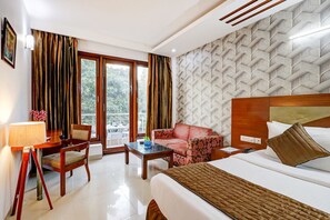 Egyptian cotton sheets, premium bedding, in-room safe, free WiFi - Fabhotel B Stays (Gurugram)