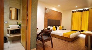 Egyptian cotton sheets, premium bedding, in-room safe, free WiFi - Fabhotel Siya Residency (New Delhi)
