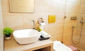 Shower, rainfall showerhead, free toiletries, towels - Fabhotel Siya Residency (New Delhi)