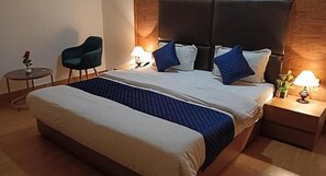 Deluxe Room | Egyptian cotton sheets, premium bedding, in-room safe, free WiFi - Fabhotel Siya Residency (New Delhi)
